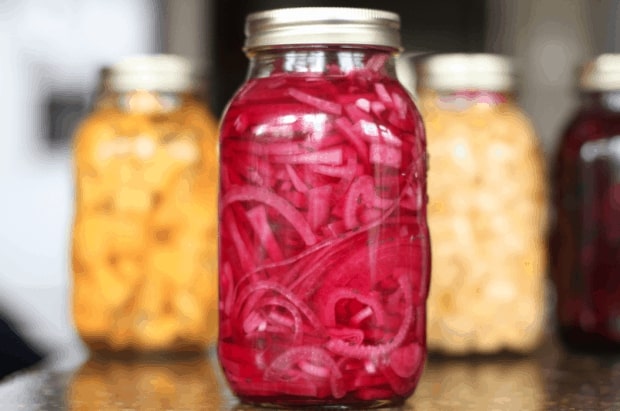Red onion-dill seeds pickle